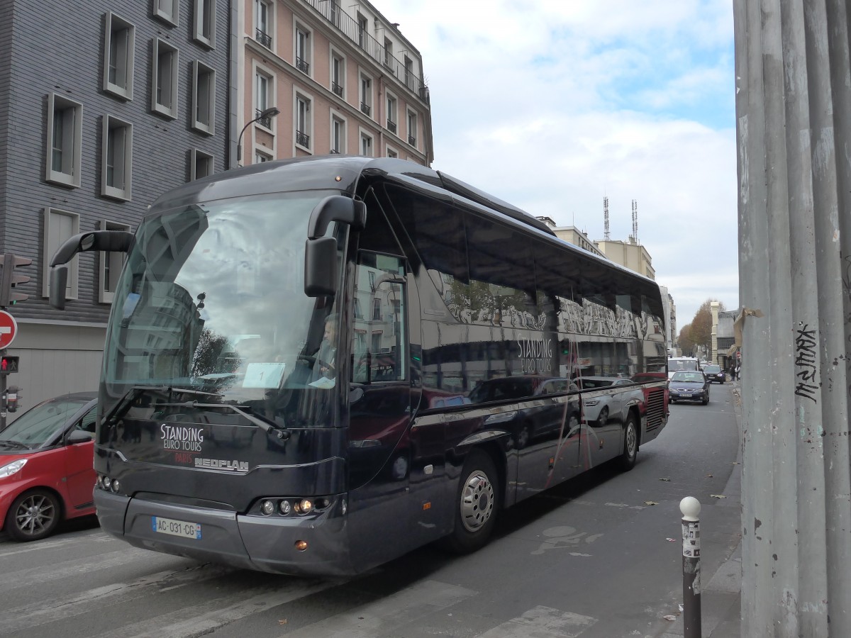 (166'872) - Standing, Paris - AC 031 CG - Neoplan am 16. November 2015 in Paris, Stalingrad