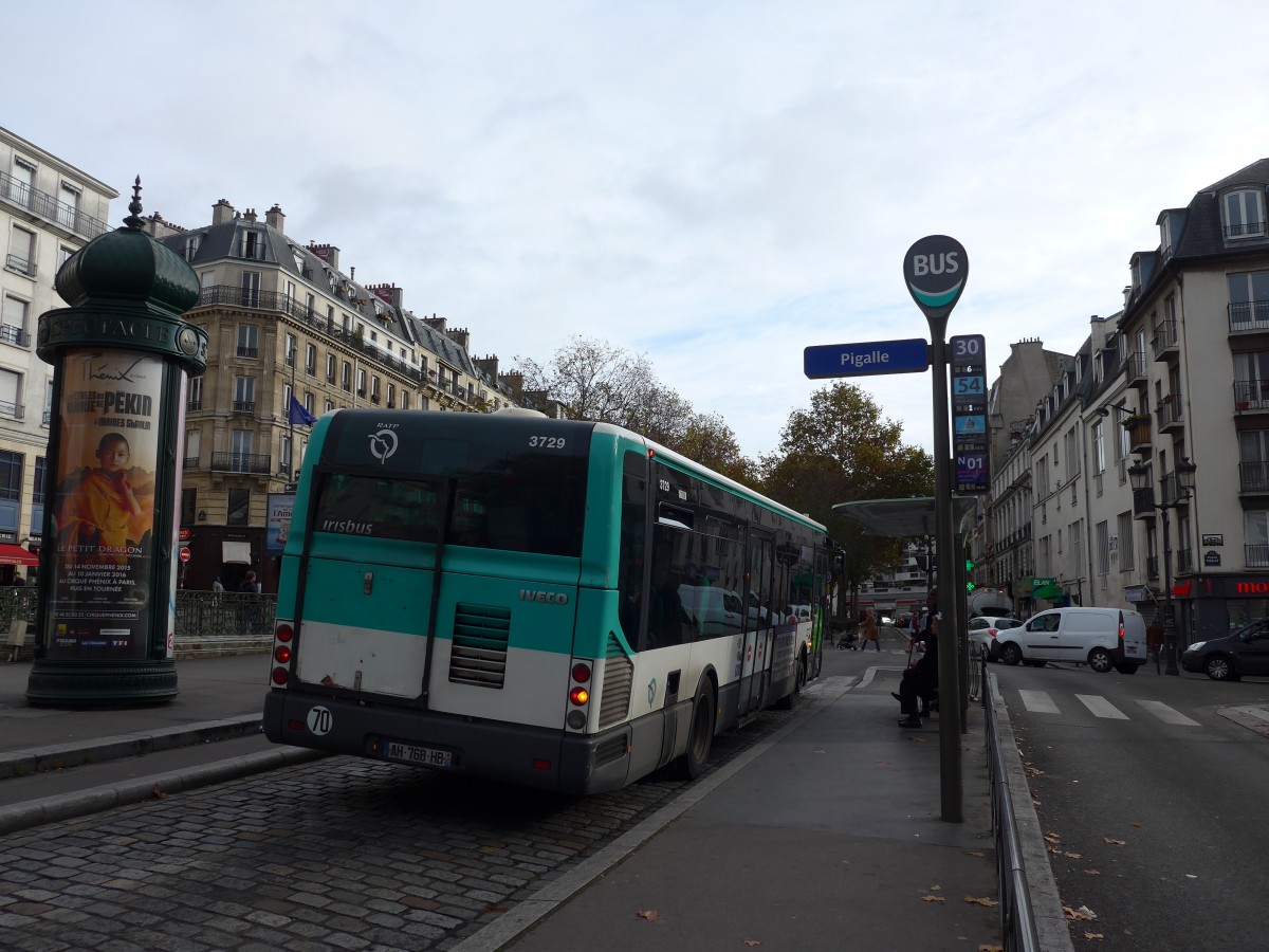 (167'125) - RATP Paris - Nr. 3729/AH 768 HB - Irisbus am 17. November 2015 in Paris, Pigalle