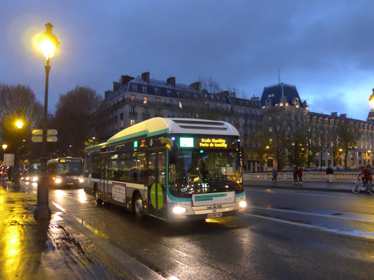 (167'249) - RATP Paris - Nr. 9977/DA 656 HN - MAN am 17. November 2015 in Paris, Notre Dame