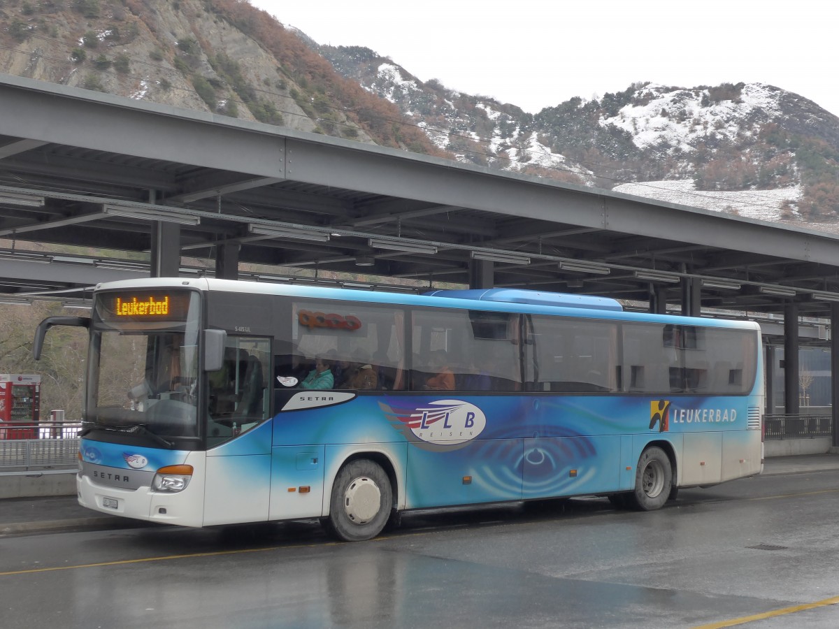 (167'574) - LLB Susten - Nr. 4/VS 38'004 - Setra am 29. November 2015 beim Bahnhof Leuk