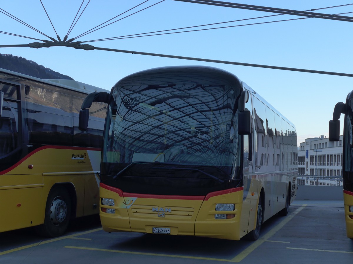 (167'602) - PostAuto Graubnden - GR 162'978 - MAN am 5. Dezember 2015 in Chur, Postautostation