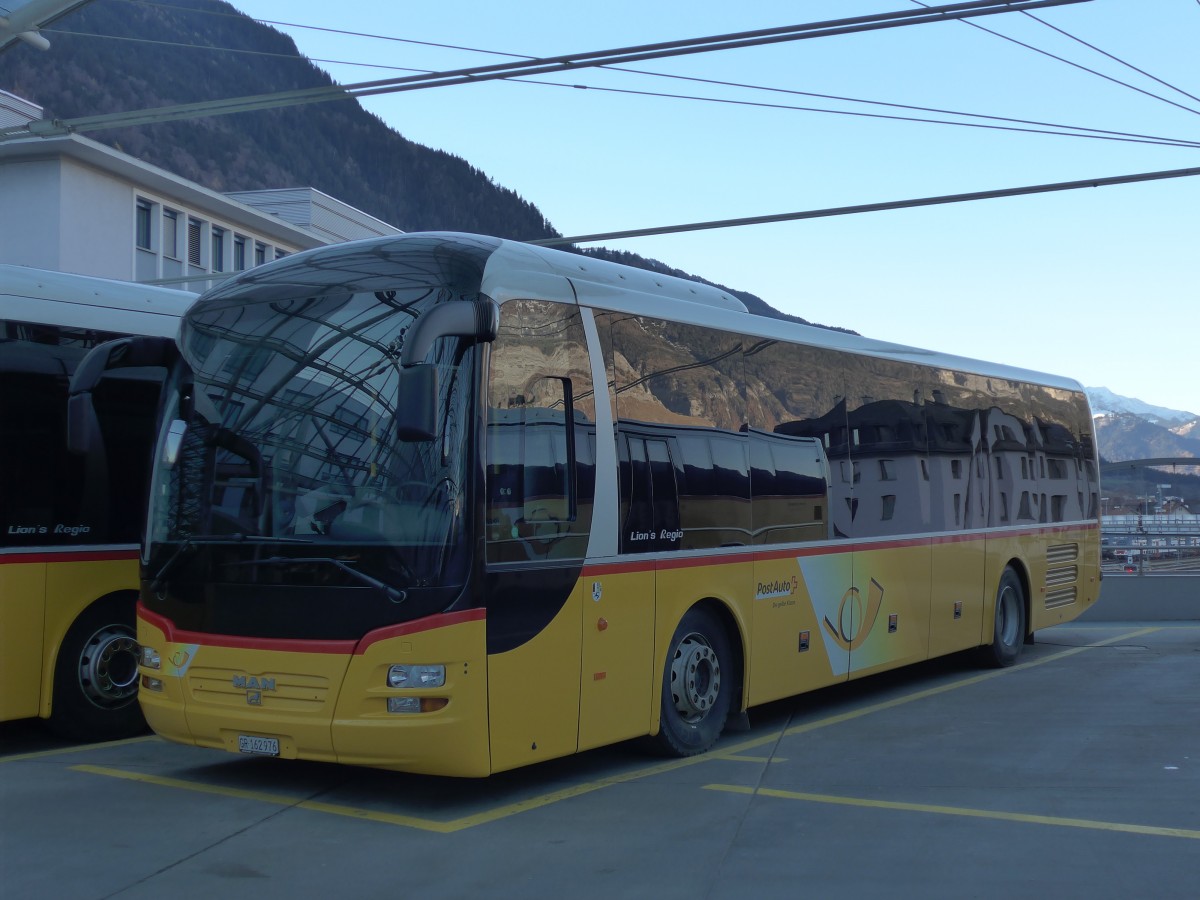 (167'605) - PostAuto Graubnden - GR 162'976 - MAN am 5. Dezember 2015 in Chur, Postautostation