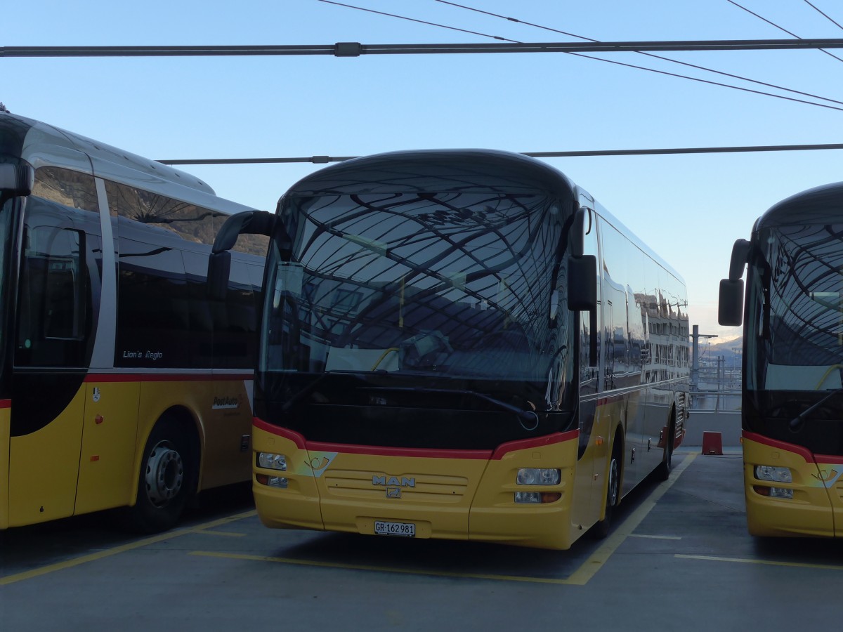 (167'606) - PostAuto Graubnden - GR 162'981 - MAN am 5. Dezember 2015 in Chur, Postautostation