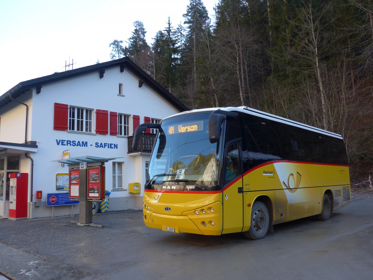 (167'659) - Buchli, Versam - GR 18'982 - MAN/Beulas am 5. Dezember 2015 beim Bahnhof Versam-Safien