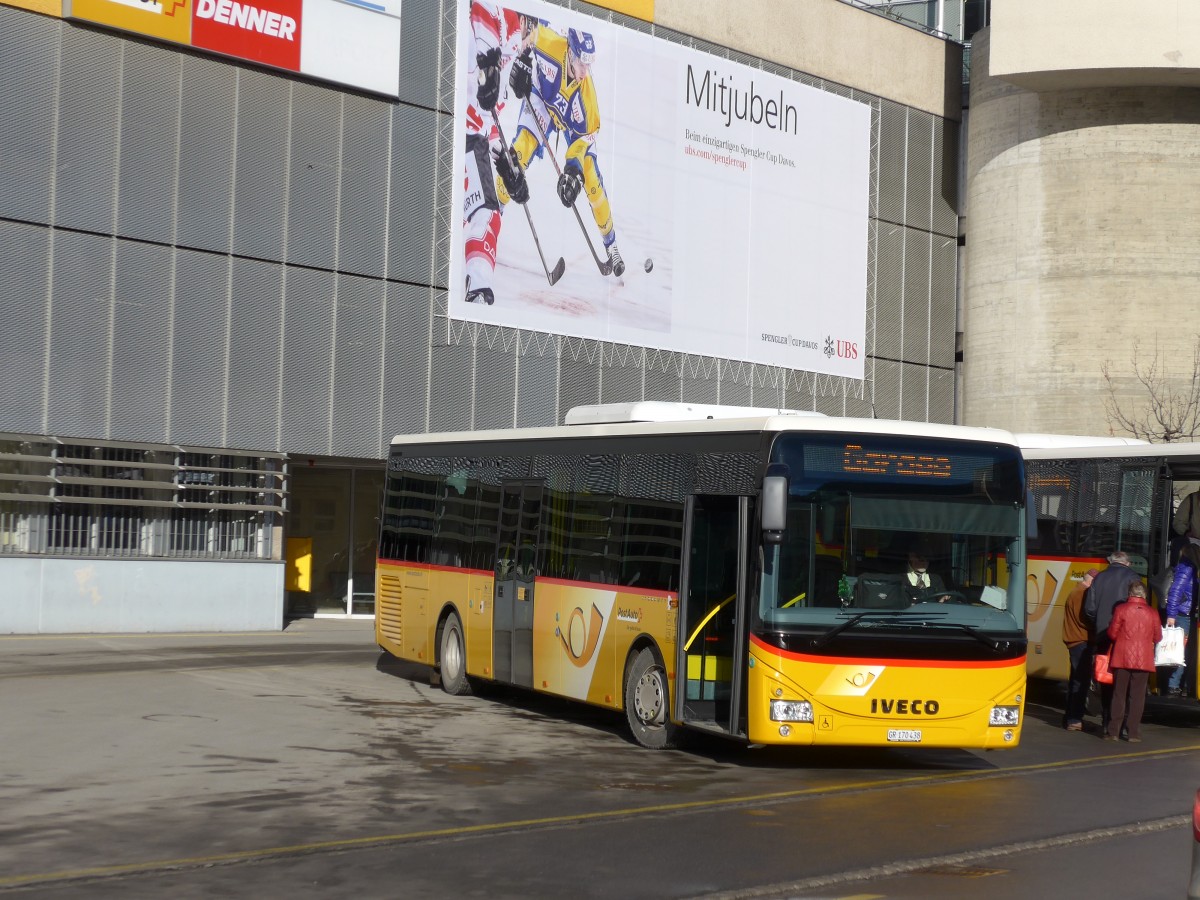 (167'818) - PostAuto Graubnden - GR 170'438 - Iveco am 19. Dezember 2015 beim Bahnhof Davos Platz