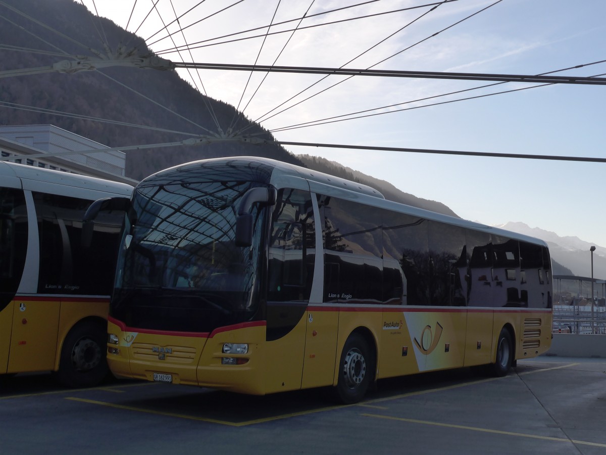 (167'836) - PostAuto Graubnden - GR 162'991 - MAN am 19. Dezember 2015 in Chur, Postautostation