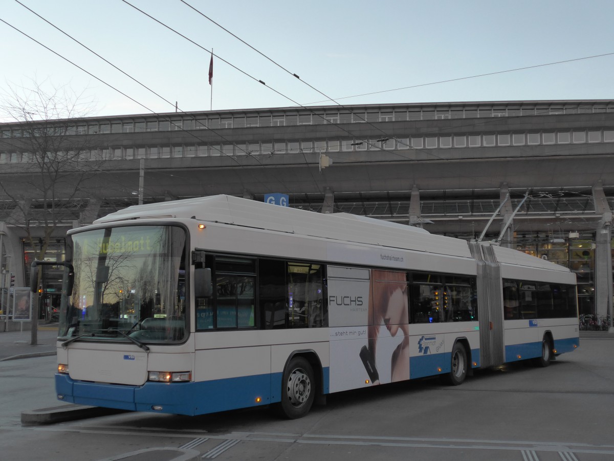 (167'878) - VBL Luzern - Nr. 201 - Hess/Hess Gelenktrolleybus am 25. Dezember 2015 beim Bahnhof Luzern