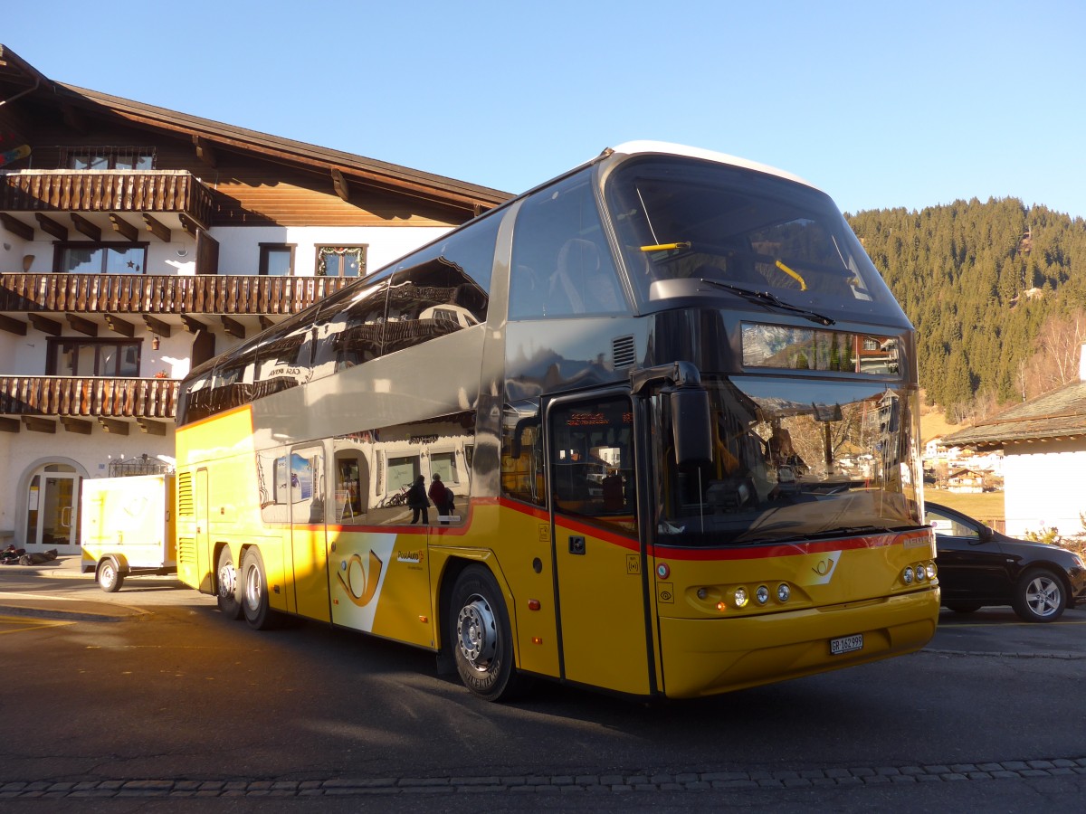 (167'988) - PostAuto Graubnden - GR 162'999 - Neoplan am 26. Dezember 2015 in Laax, Post