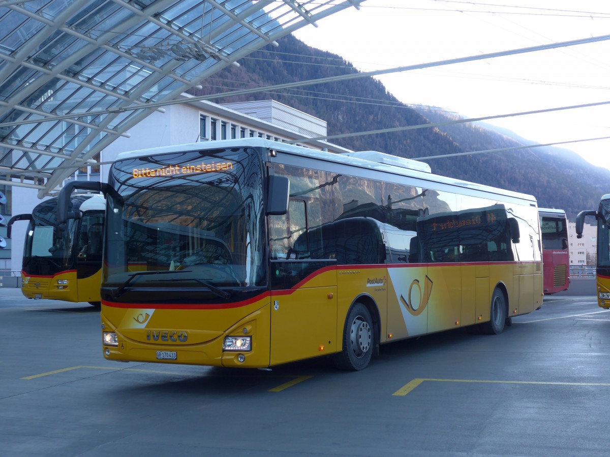 (168'020) - PostAuto Graubnden - GR 170'433 - Iveco am 26. Dezember 2015 in Chur, Postautostation