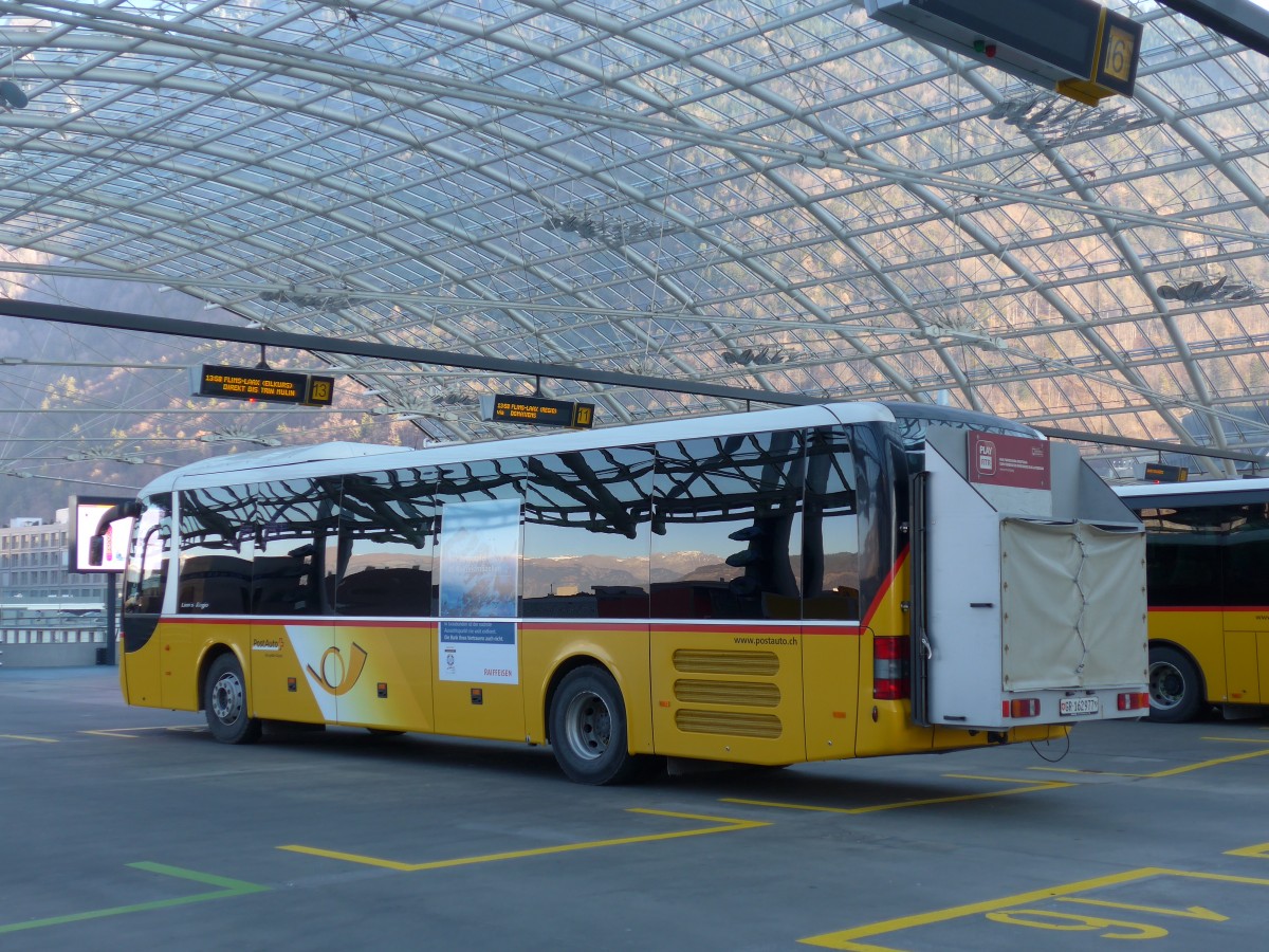 (168'091) - PostAuto Graubnden - GR 162'977 - MAN am 29. Dezember 2015 in Chur, Postautostation