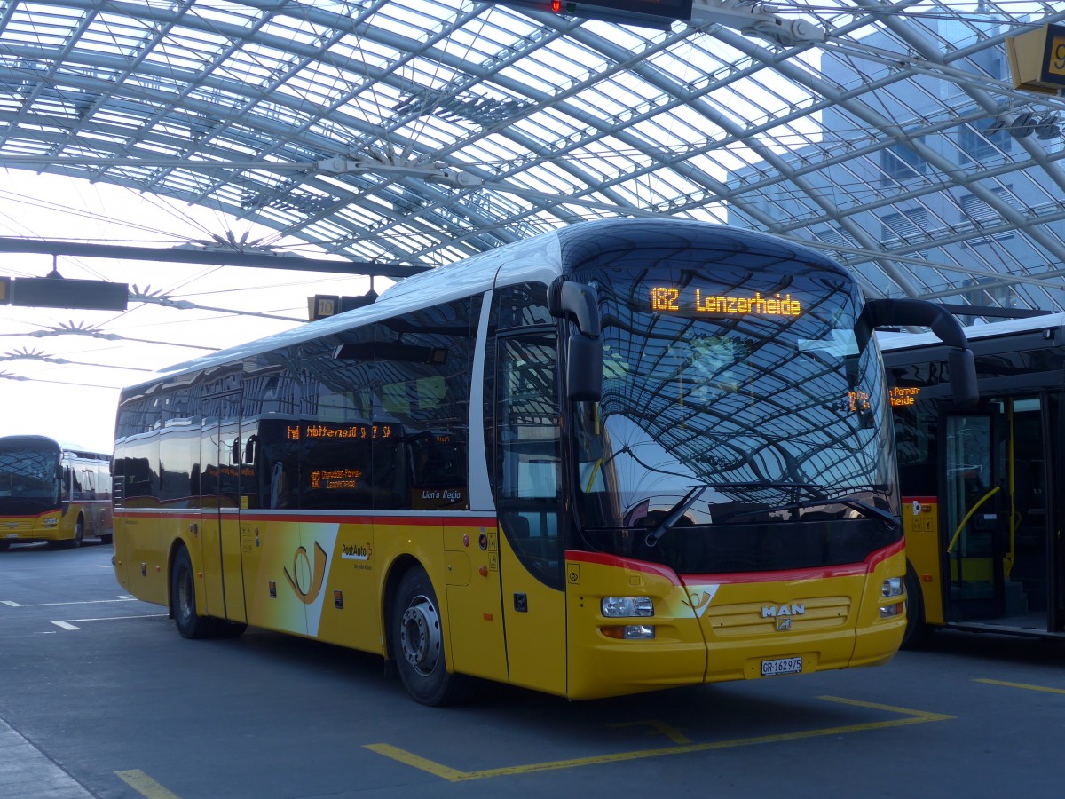 (168'094) - PostAuto Graubnden - GR 162'975 - MAN am 29. Dezember 2015 in Chur, Postautostation