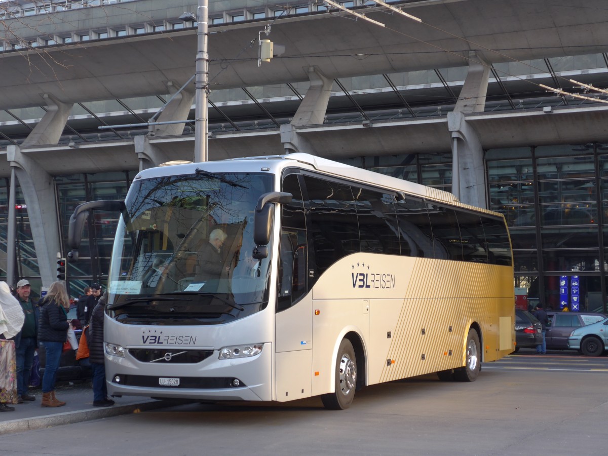 (168'687) - VBL Luzern - Nr. 806/LU 15'028 - Volvo am 6. Februar 2016 beim Bahnhof Luzern