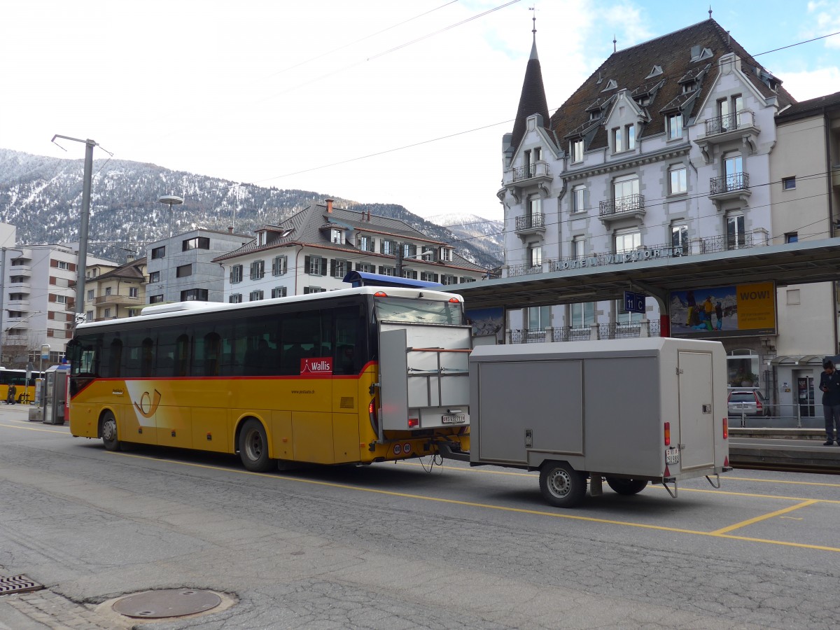 (169'065) - PostAuto Wallis - VS 432'711 - Iveco am 6. Mrz 2016 beim Bahnhof Brig