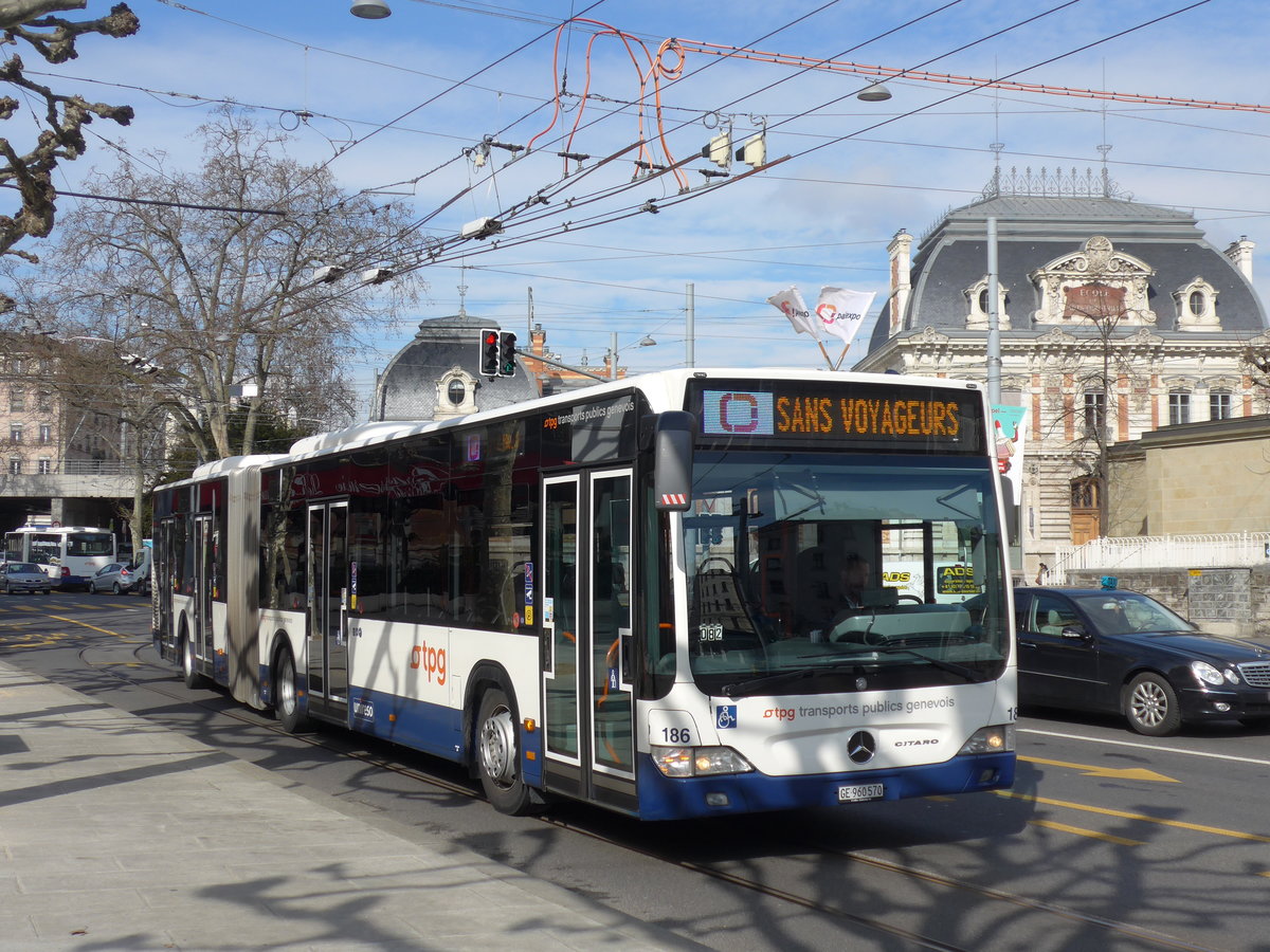 (169'127) - TPG Genve - Nr. 186/GE 960'570 - Mercedes am 7. Mrz 2016 in Genve, Place des Vingt-Deux-Cantons