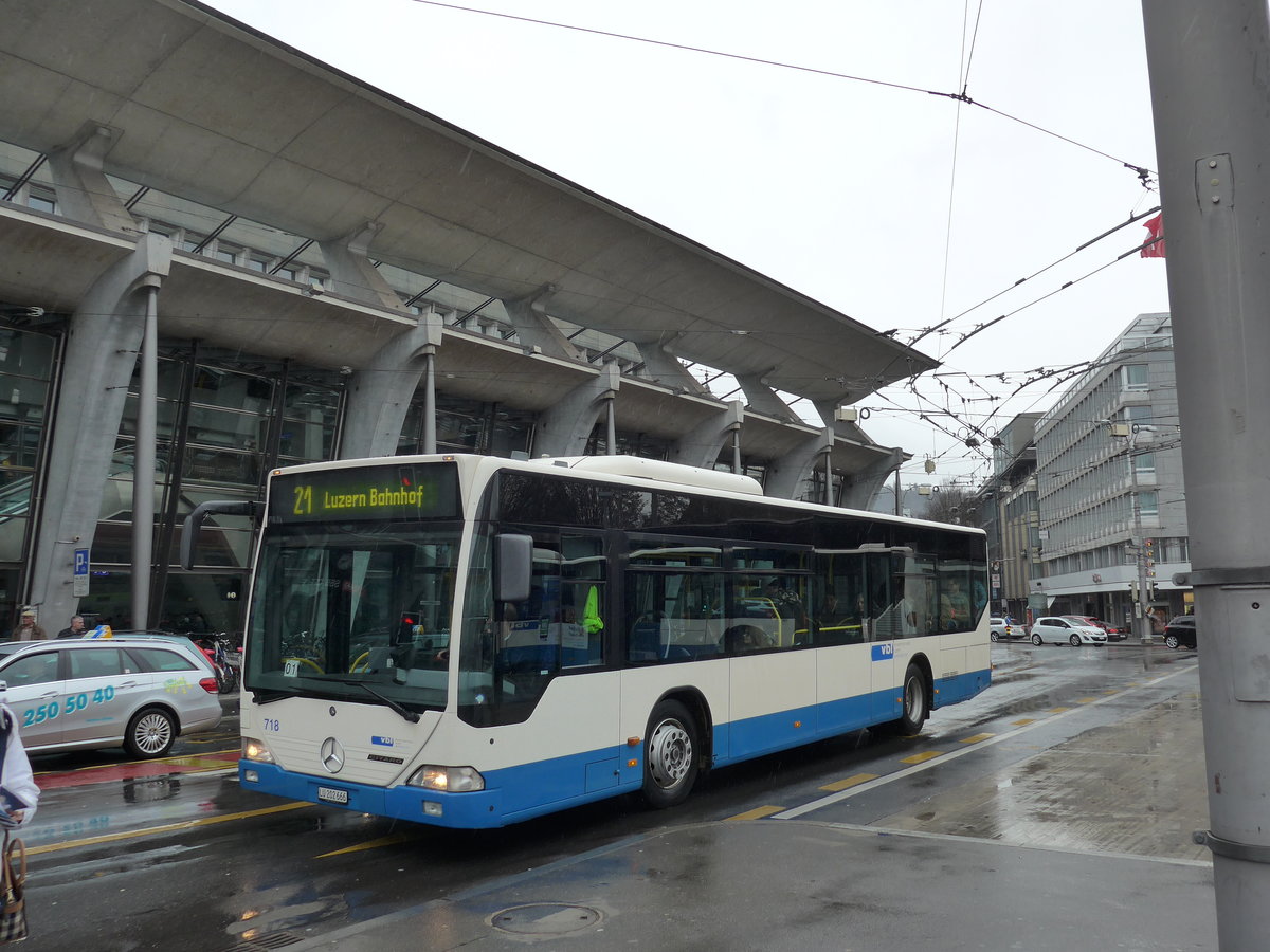 (169'494) - VBL Luzern - Nr. 718/LU 202'666 - Mercedes (ex Heggli, Kriens Nr. 718) am 25. Mrz 2016 beim Bahnhof Luzern