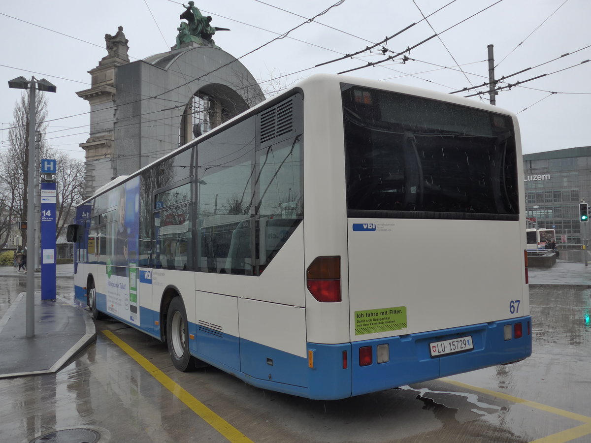 (169'495) - VBL Luzern - Nr. 67/LU 15'729 - Mercedes am 25. Mrz 2016 beim Bahnhof Luzern