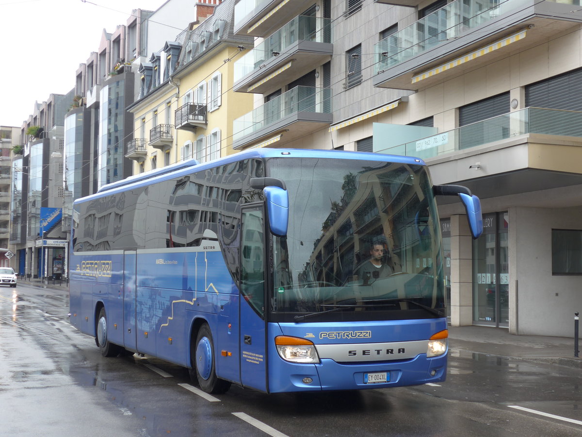 (170'154) - Aus Italien: Petruzzi, Lagopesole - EY-004 XL - Setra am 18. April 2016 in Montreux, Escaliers de la Gare