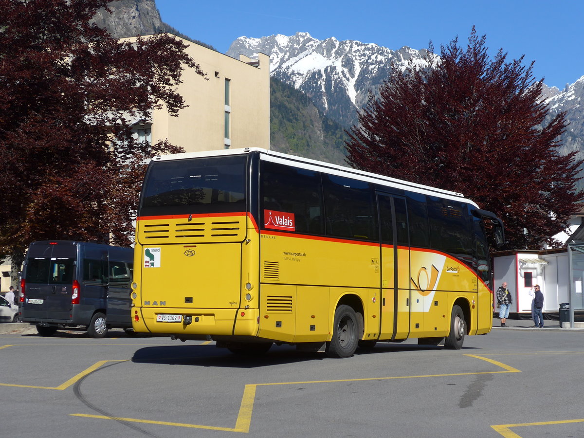 (170'347) - TMR Martigny - Nr. 126/VS 1109 - MAN/Beulas am 5. Mai 2016 beim Bahnhof Martigny