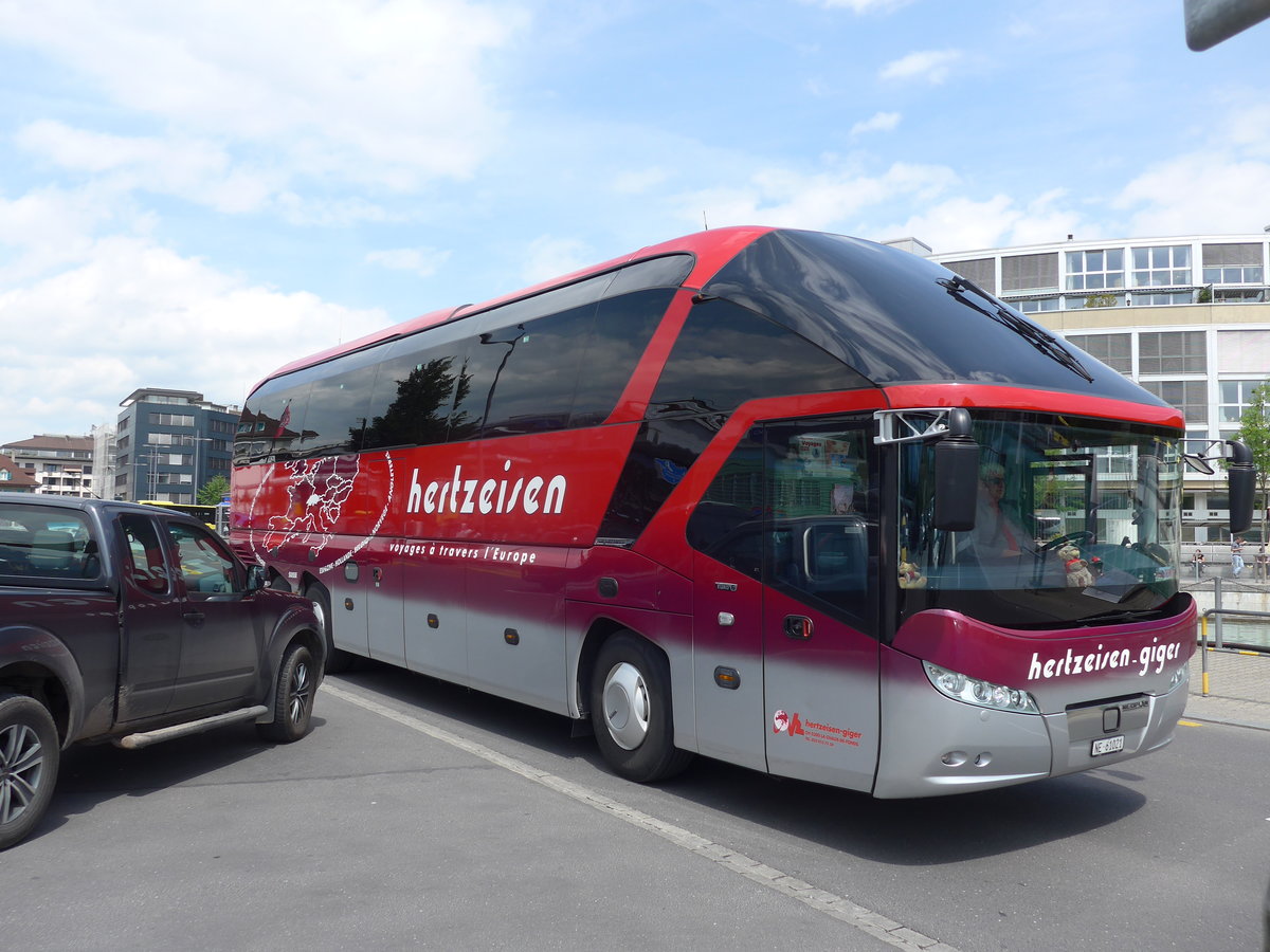 (170'986) - Giger, La Chaux-de-Fonds - NE 61'021 - Neoplan am 18. Mai 2016 beim Bahnhof Thun