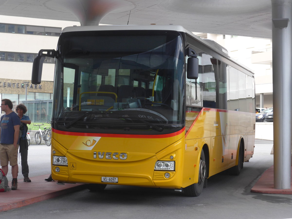 (171'949) - Autotour, Visp - VS 6097 - Iveco am 25. Juni 2016 beim Bahnhof Visp