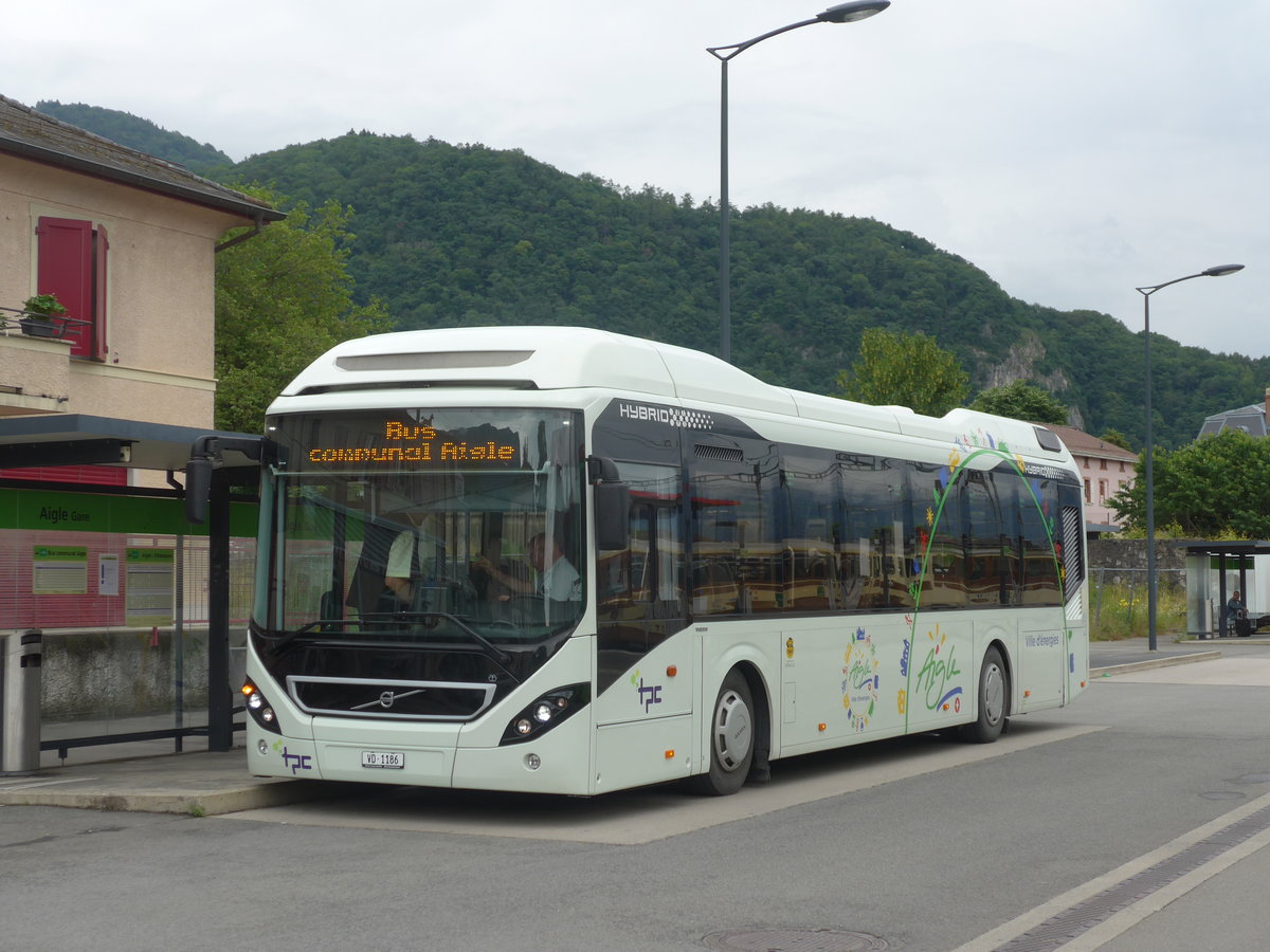 (172'125) - TPC Aigle - VD 1186 - Volvo (ex Volvo, S-Gteborg) am 25. Juni 2016 beim Bahnhof Aigle