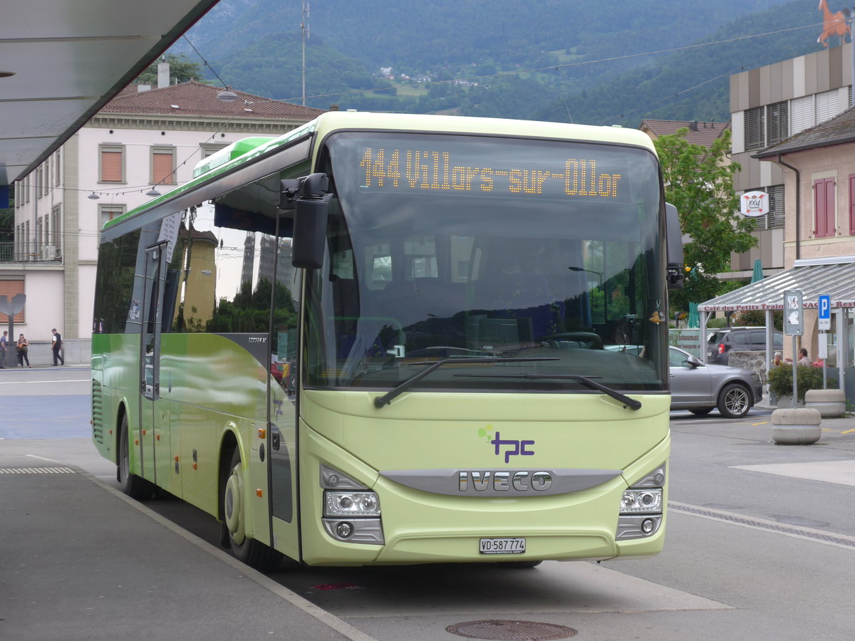 (172'128) - TPC Aigle - VD 587'774 - Iveco am 25. Juni 2016 beim Bahnhof Aigle