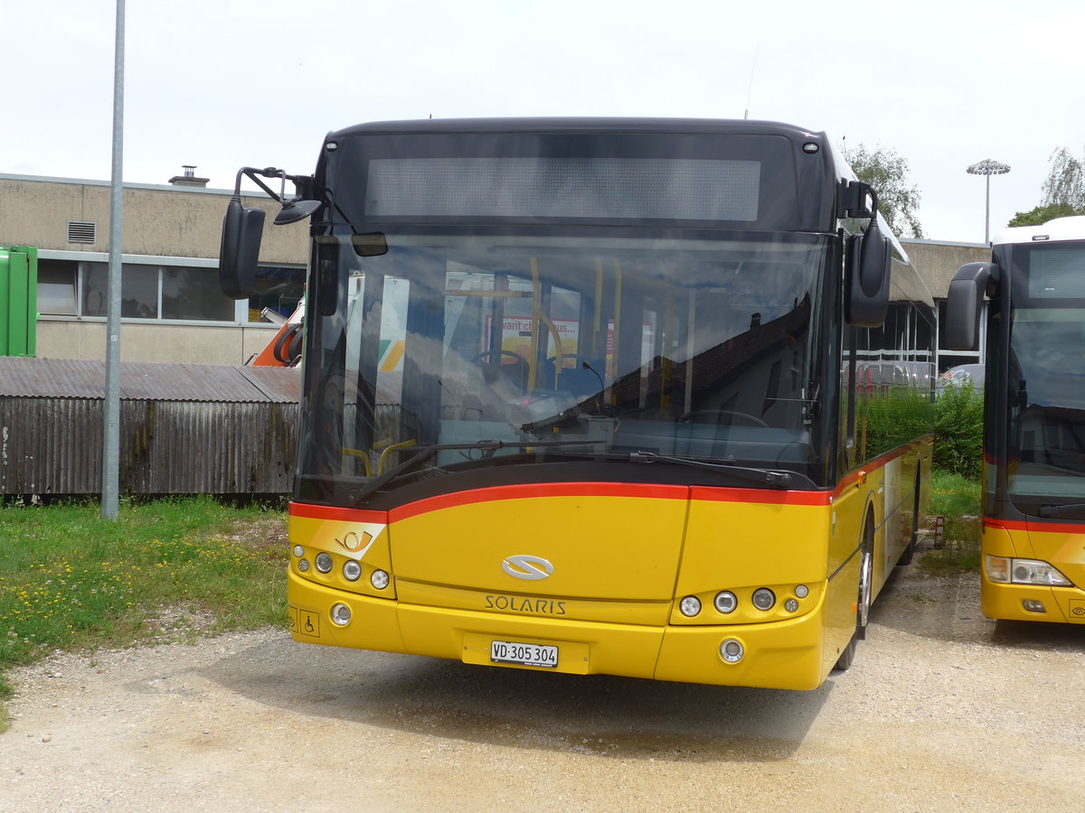 (172'173) - CarPostal Ouest - VD 305'304 - Solaris am 25. Juni 2016 in Yverdon, Garage