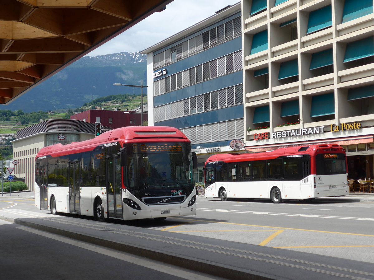 (172'535) - PostAuto Wallis - Nr. 74/VS 420'832 - Volvo am 26. Juni 2016 beim Bahnhof Sion