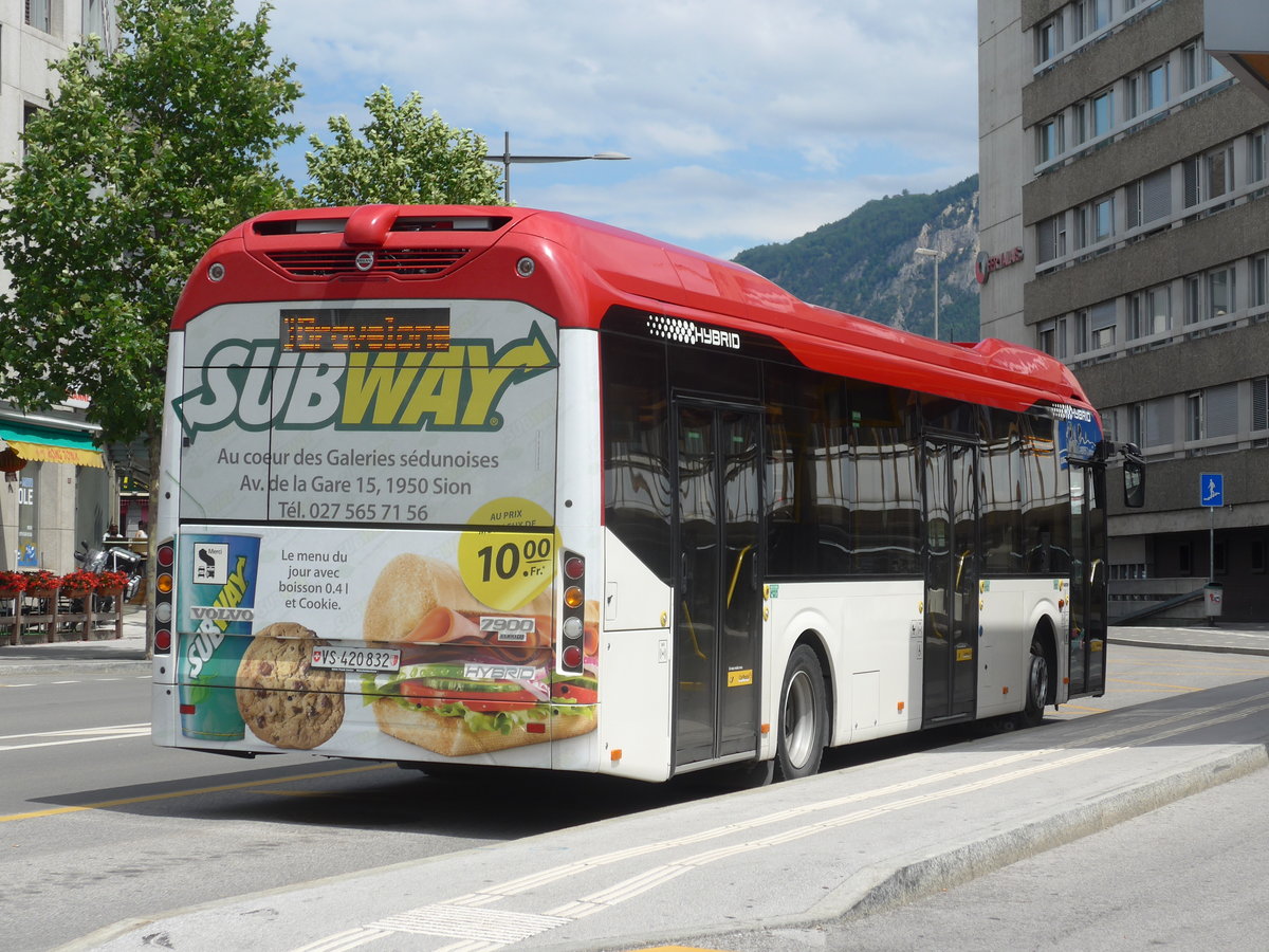 (172'538) - PostAuto Wallis - Nr. 74/VS 420'832 - Volvo am 26. Juni 2016 beim Bahnhof Sion