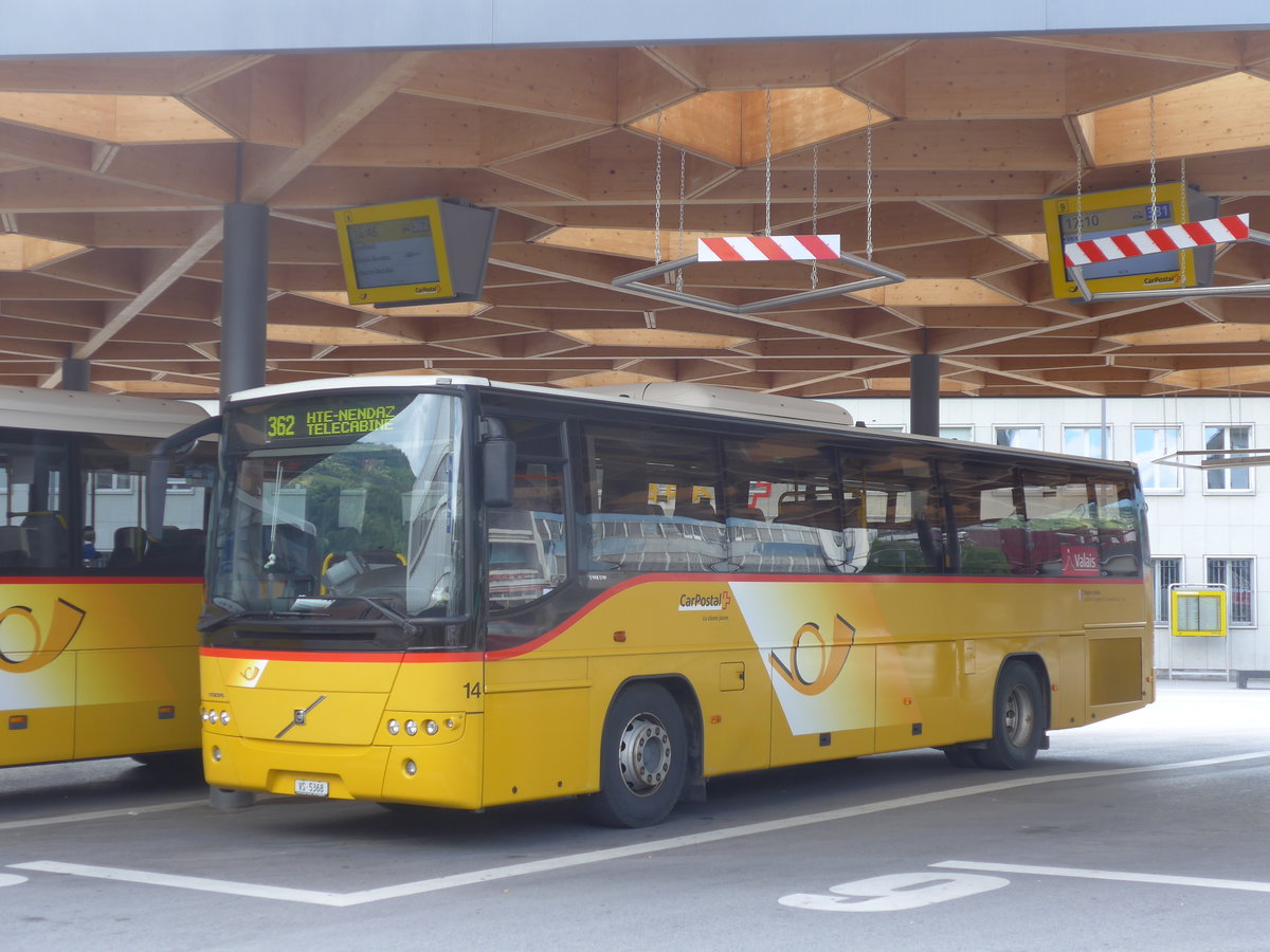 (172'553) - Lathion, Sion - Nr. 14/VS 5368 - Volvo am 26. Juni 2016 beim Bahnhof Sion