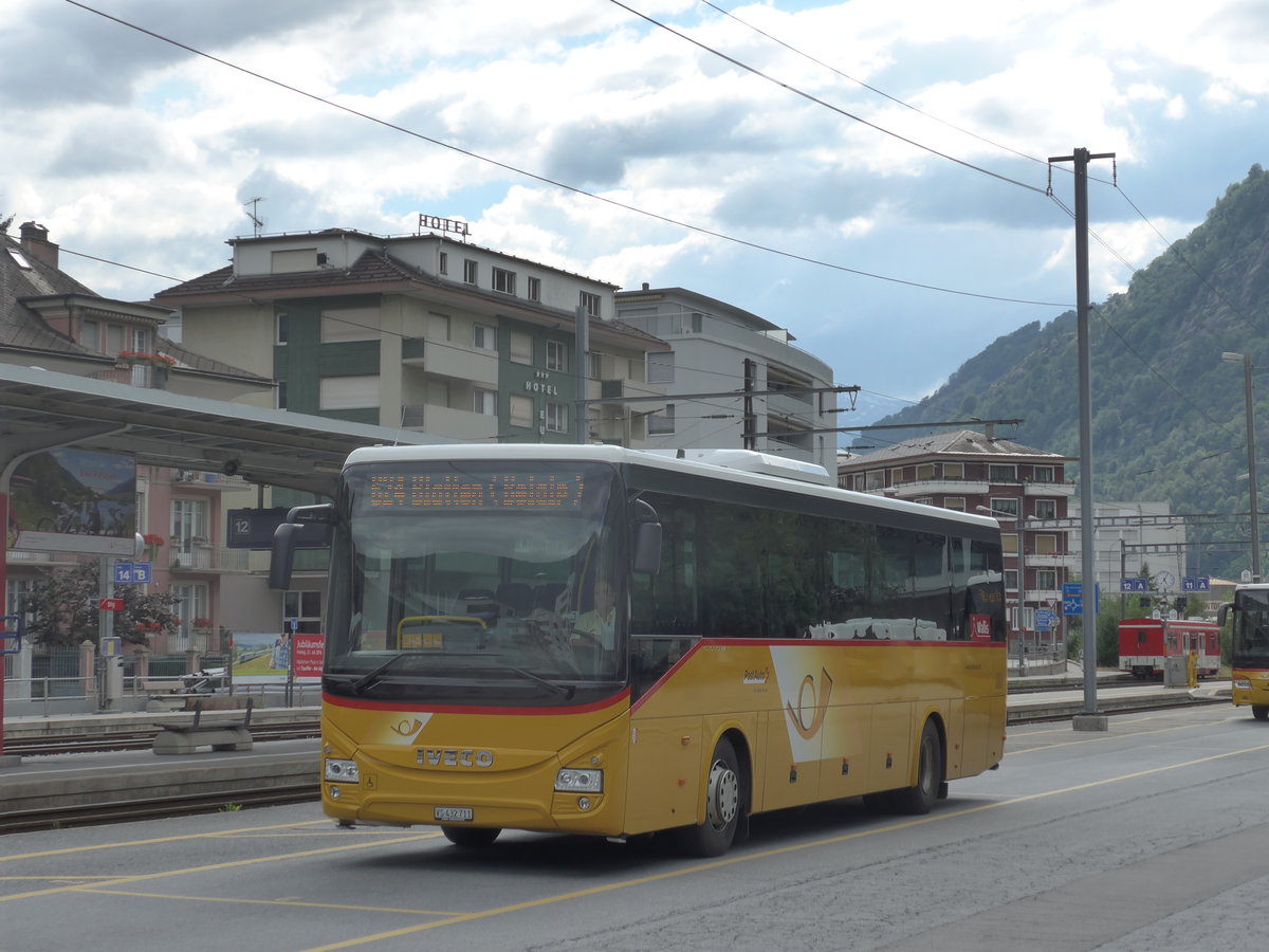 (172'555) - PostAuto Wallis - VS 432'711 - Iveco am 26. Juni 2016 beim Bahnhof Brig