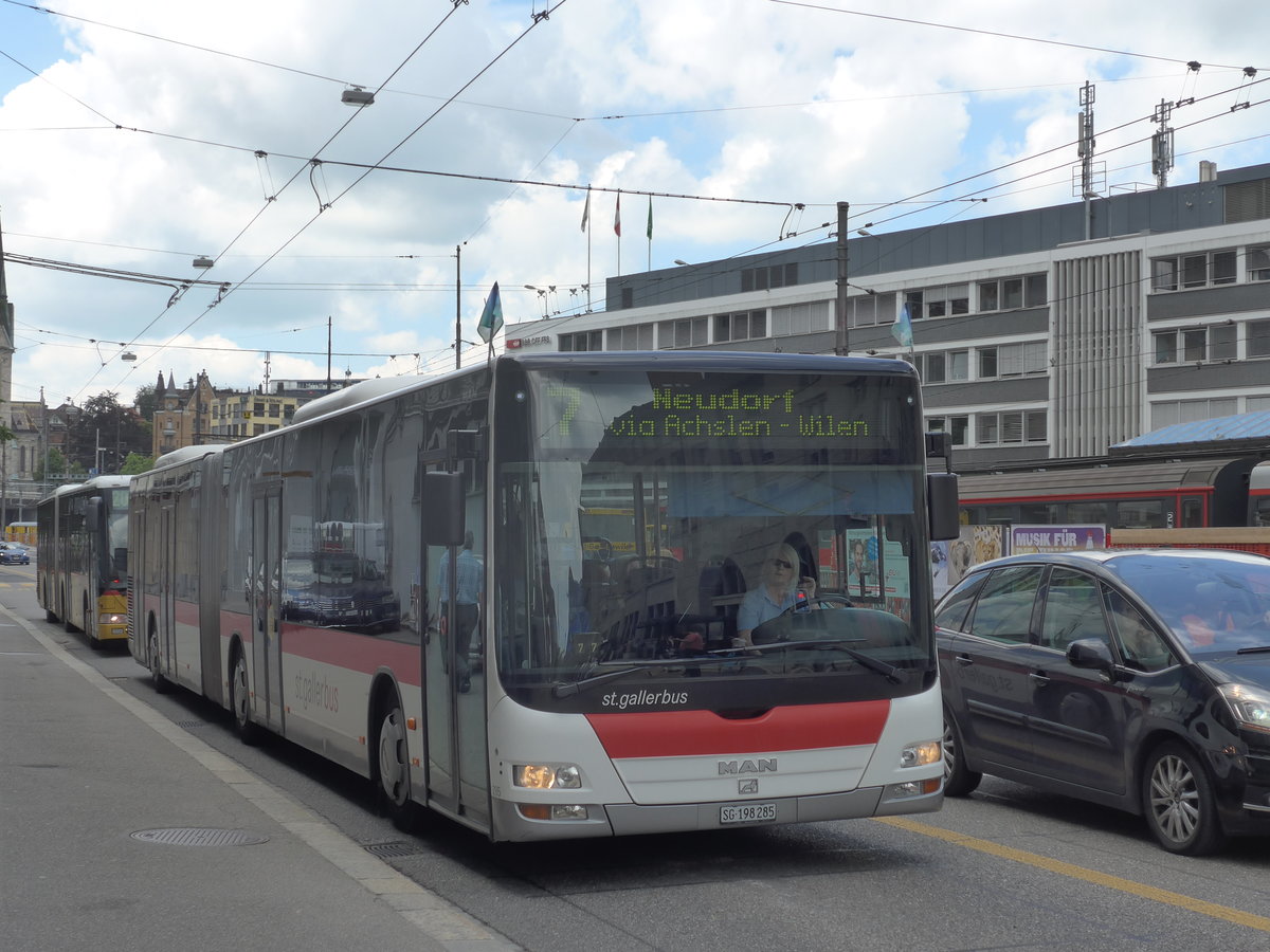 (172'624) - St. Gallerbus, St. Gallen - Nr. 285/SG 198'285 - MAN am 27. Juni 2016 beim Bahnhof St. Gallen (prov. Haltestelle)