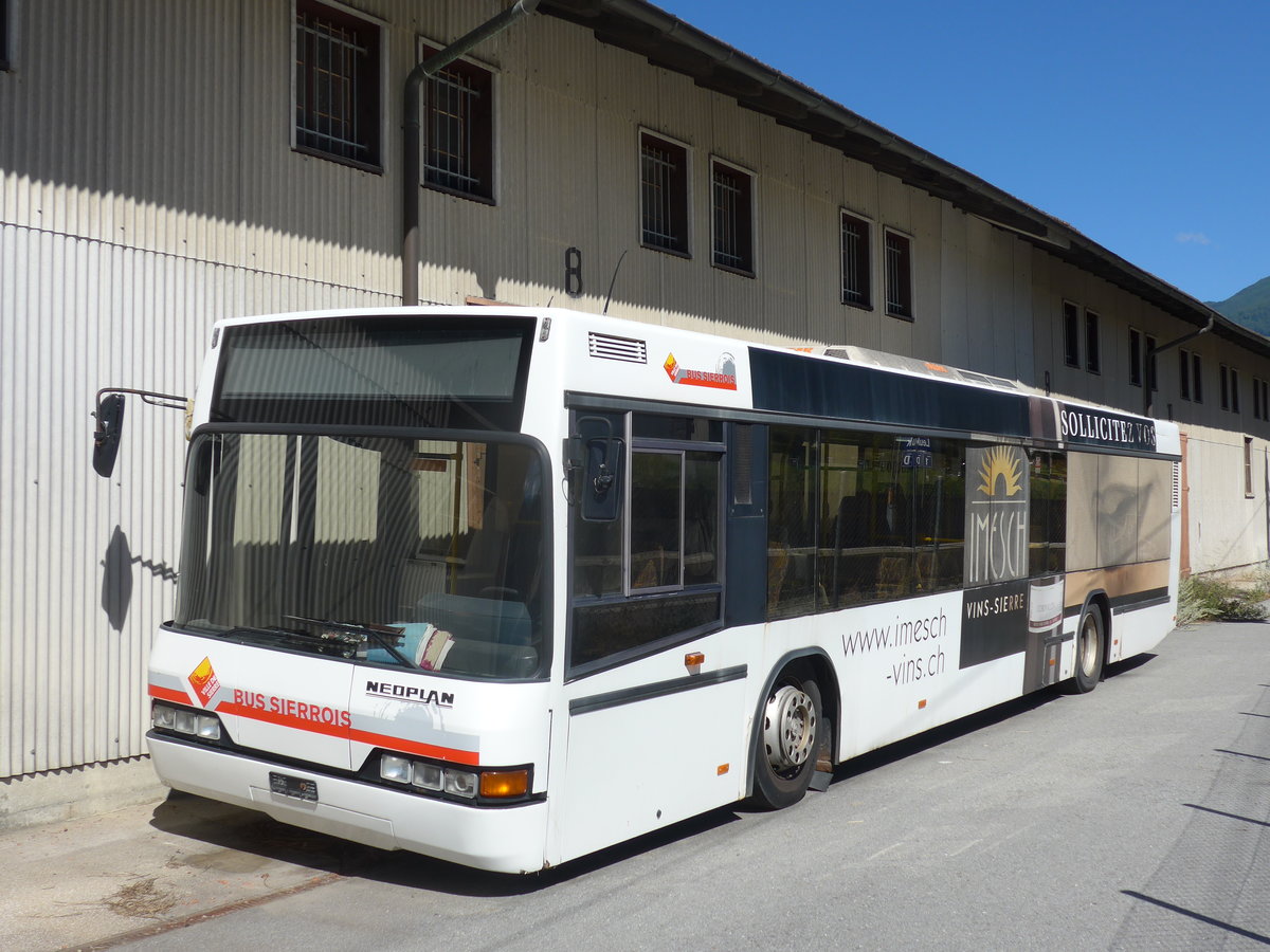 (172'743) - BS Sierre - Neoplan am 3. Juli 2016 beim Bahnhof Leuk