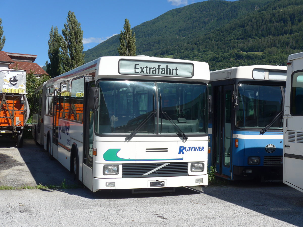 (172'747) - Ruffiner, Turtmann - Volvo/Hess (ex SB Schaffhausen Nr. 10; ex RVSH Schaffhausen Nr. 10; ex ASS Schleitheim Nr. 10; ex ASS Schleitheim Nr. 20) am 3. Juli 2016 in Turtmann, Garage