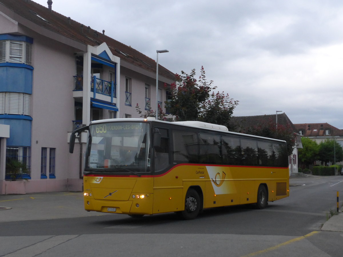 (172'968) - CarPostal Ouest - VD 570'821 - Volvo (ex SAPJV, L'Isle Nr. 25) am 14. Juli 2016 beim Bahnhof Yvonand