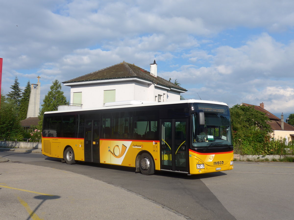 (173'027) - CarPostal Ouest - VD 114'895 - Iveco am 15. Juli 2016 beim Bahnhof Yvonand