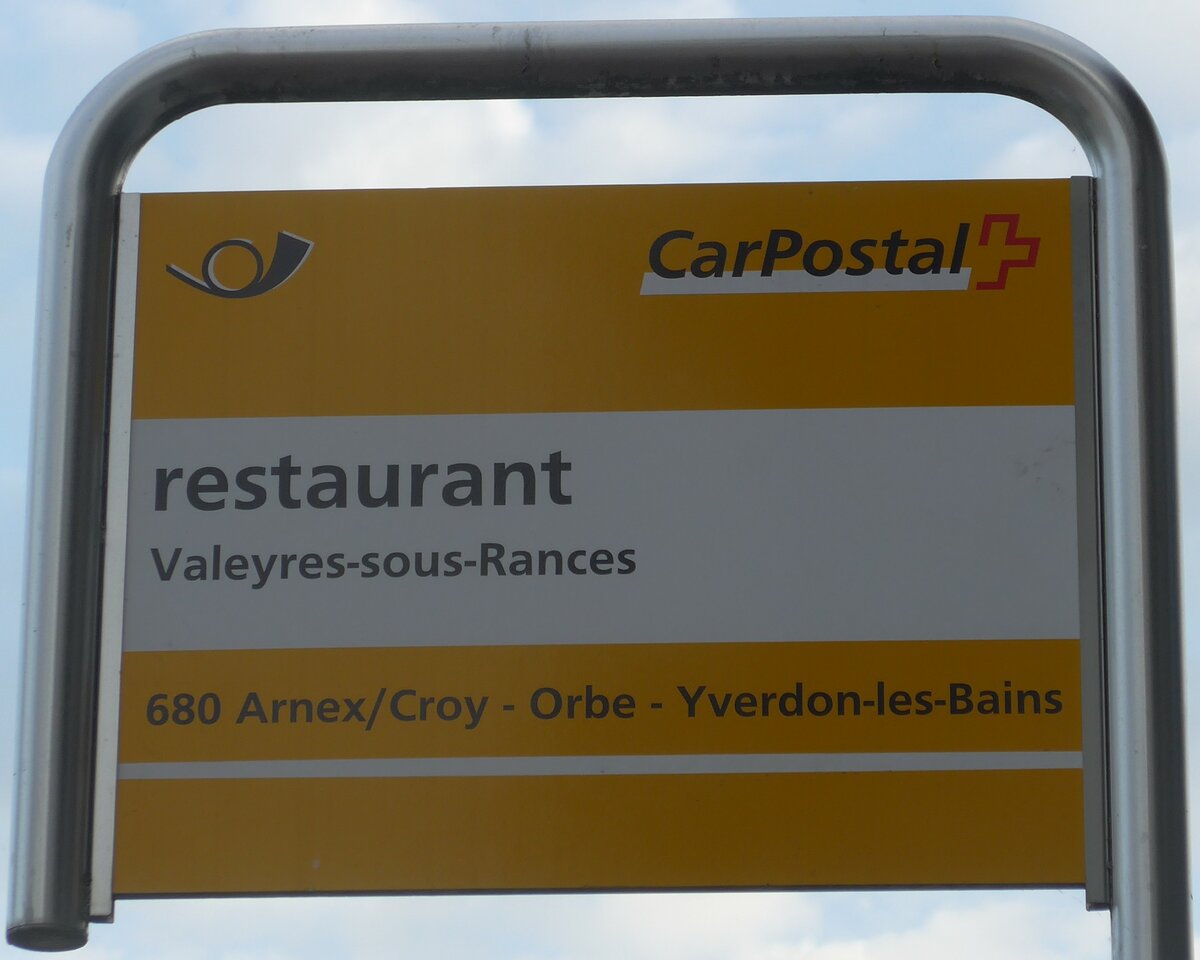 (173'211) - PostAuto-Haltestellenschild - Valeyres-sous-Rances, restaurant - am 21. Juli 2016