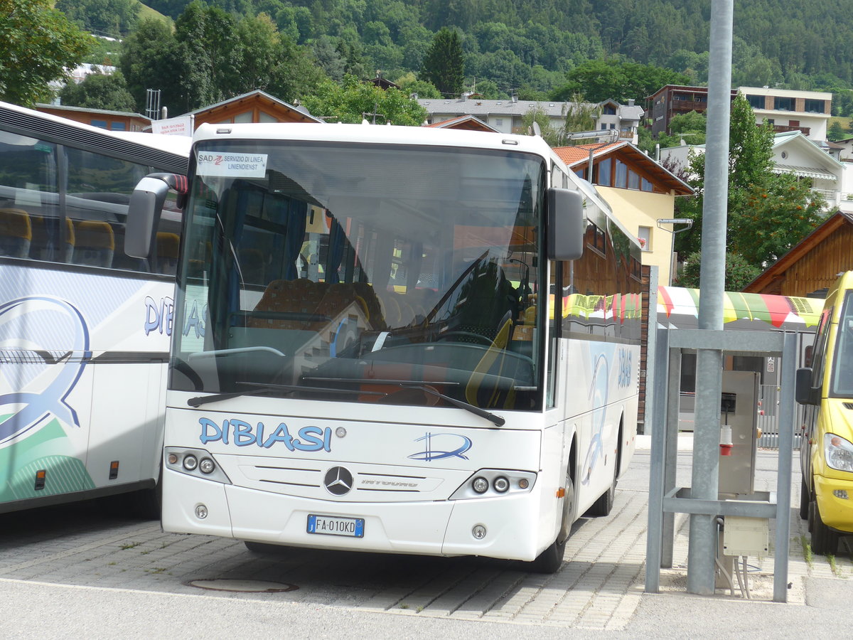 (173'302) - Dibiasi, Kurtatsch - Nr. 27/FA-010 KD - Mercedes am 24. Juli 2016 beim Bahnhof Mals