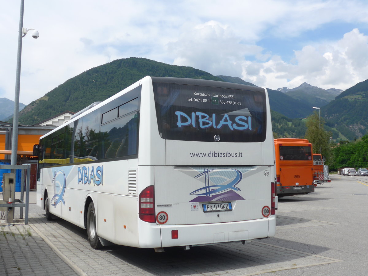 (173'306) - Dibiasi, Kurtatsch - Nr. 27/FA-010 KD - Mercedes am 24. Juli 2016 beim Bahnhof Mals