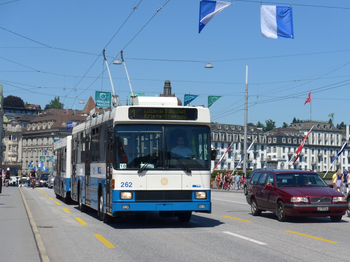 (173'823) - VBL Luzern - Nr. 262 - NAW/R&J-Hess Trolleybus am 8. August 2016 in Luzern, Bahnhofbrcke