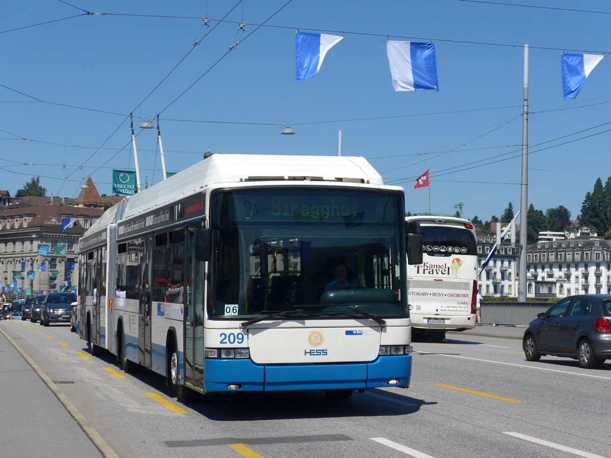 (173'827) - VBL Luzern - Nr. 209 - Hess/Hess Gelenktrolleybus am 8. August 2016 in Luzern, Bahnhofbrcke