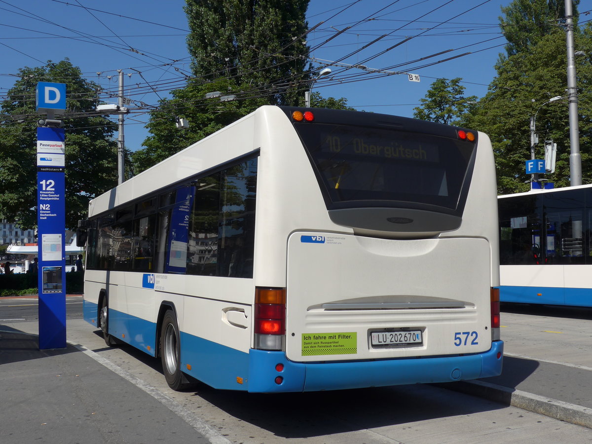 (173'879) - VBL Luzern - Nr. 572/LU 202'670 - Scania/Hess am 8. August 2016 beim Bahnhof Luzern