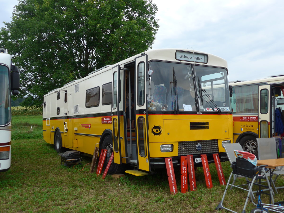 (174'004) - Aus der Schweiz: Tiemann, Illnau - Nr. 12/SZ 82'088 - Saurer/R&J (ex Privat; ex Tschannen, Zofingen Nr. 12) am 20. August 2016 in Bsingen, Bahnhof