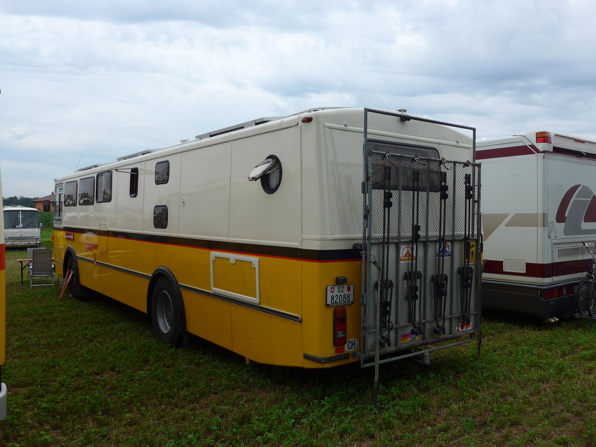 (174'007) - Aus der Schweiz: Tiemann, Illnau - Nr. 12/SZ 82'088 - Saurer/R&J (ex Privat; ex Tschannen, Zofingen Nr. 12) am 20. August 2016 in Bsingen, Bahnhof