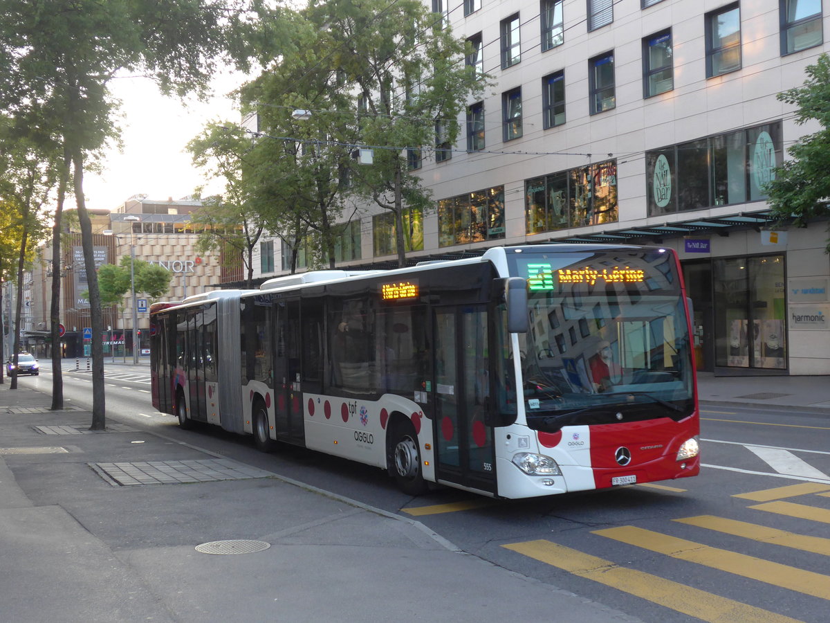 (174'319) - TPF Fribourg - Nr. 555/FR 300'411 - Mercedes am 28. August 2016 beim Bahnhof Fribourg