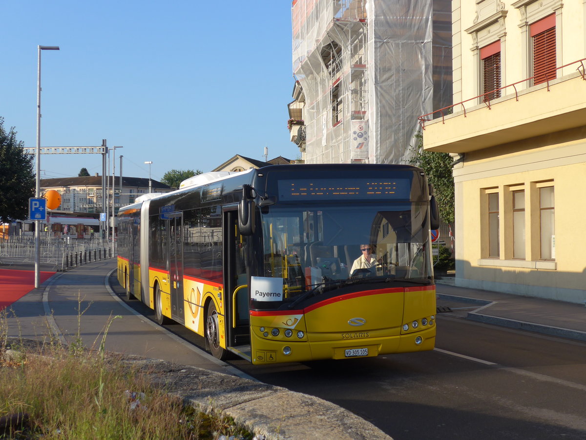 (174'327) - CarPostal Ouest - VD 305'105 - Solaris am 28. August 2016 beim Bahnhof Payerne