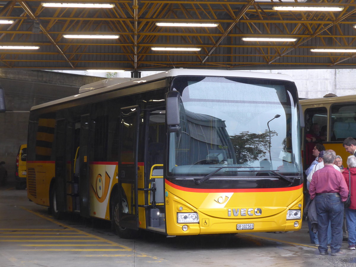 (174'944) - PostAuto Graubnden - GR 102'503 - Iveco am 18. September 2016 in Thusis, Postautostation