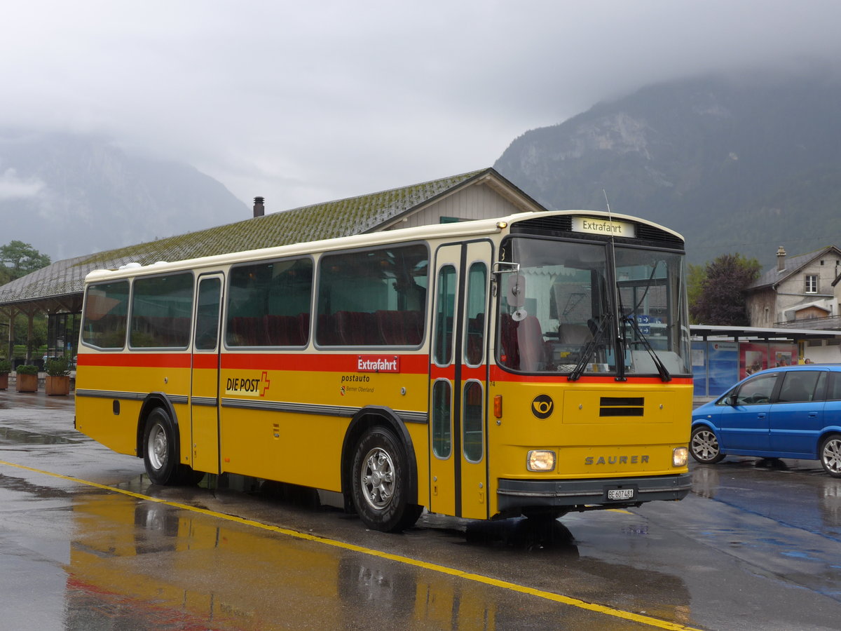 (175'049) - AVG Meiringen - Nr. 74/BE 607'481 - Saurer/R&J (ex P 24'357) am 18. September 2016 in Meiringen, Postautostation