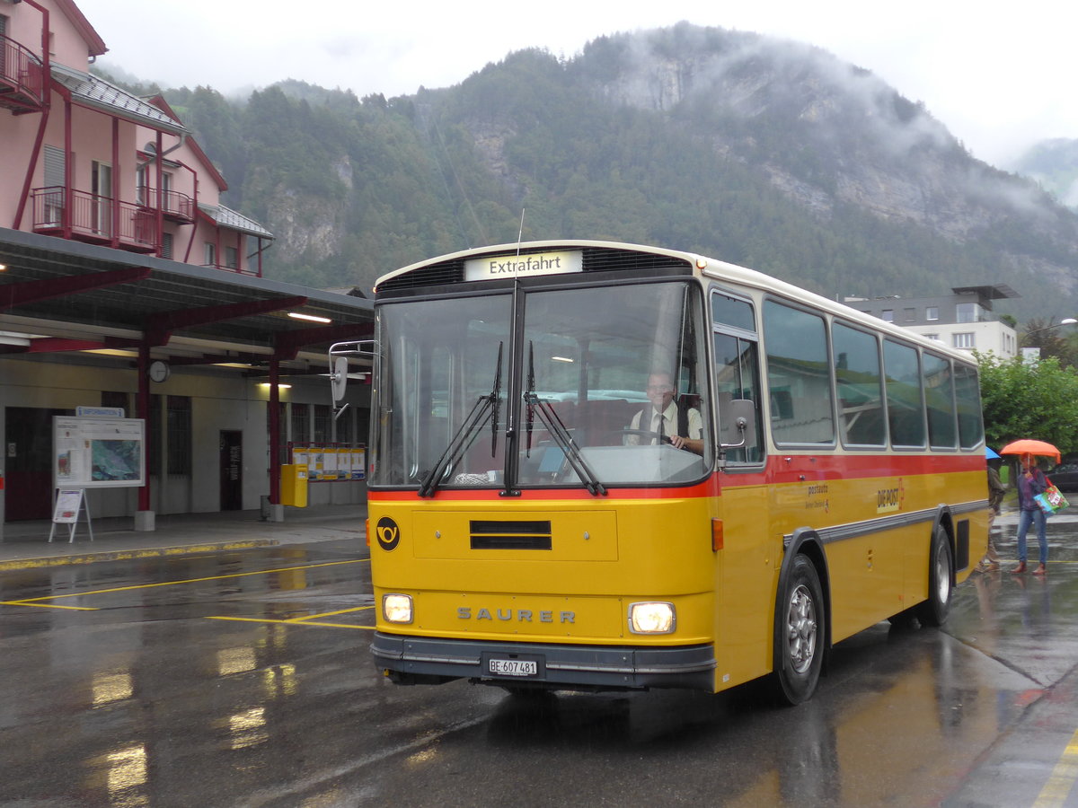 (175'052) - AVG Meiringen - Nr. 74/BE 607'481 - Saurer/R&J (ex P 24'357) am 18. September 2016 in Meiringen, Postautostation