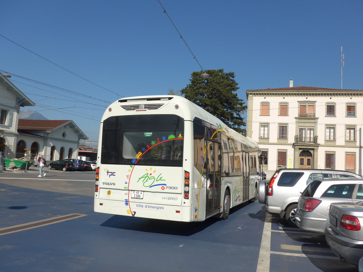 (175'095) - TPC Aigle - VD 1186 - Volvo (ex Volvo, S-Gteborg) am 24. September 2016 beim Bahnhof Aigle